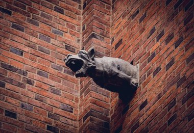 Avrupa 'daki eski gotik katedralin mimari ayrıntıları.