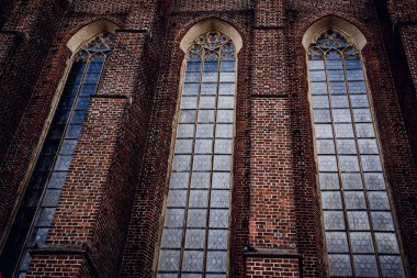 Avrupa 'daki eski gotik katedralin mimari ayrıntıları.