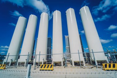 Sıvı nitrojen tankları ve endüstriyel gaz üretmek için ısı değiştirici bobinler..