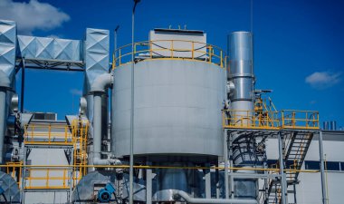 Otoyol kenarında modern bir fabrika binası..