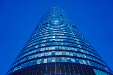 Gökyüzü arka planında cam cepheli modern bina.