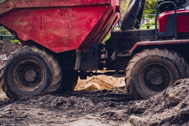 İnşaat alanında inşaat makineleri olan büyük bir şantiye.