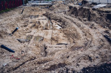 İnşaat alanında boruları ve kabloları olan büyük bir inşaat alanı.