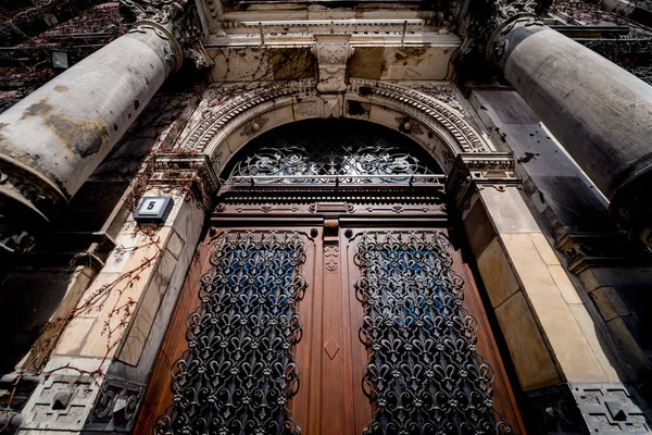 Fachada Antiguo Edificio Histórico Europeo Con Ventanas Puertas Vintage —  Fotos de Stock