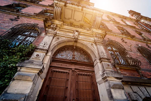Фасад Старинного Европейского Исторического Здания Винтажными Окнами Дверями — стоковое фото
