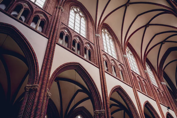 Интерьер Главного Нефа Старой Европейской Католической Церкви — стоковое фото