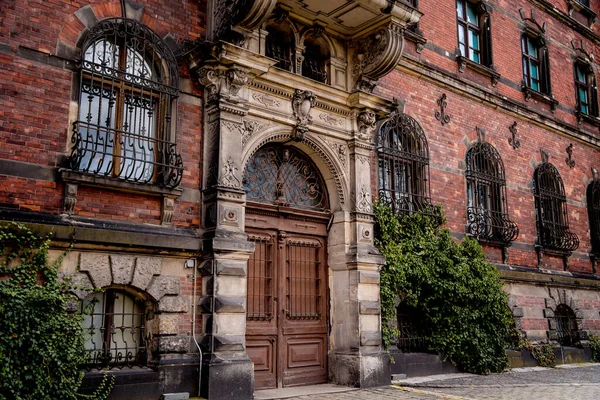 Πρόσοψη Παλαιού Ευρωπαϊκού Ιστορικού Κτιρίου Vintage Παράθυρα Και Πόρτες — Φωτογραφία Αρχείου