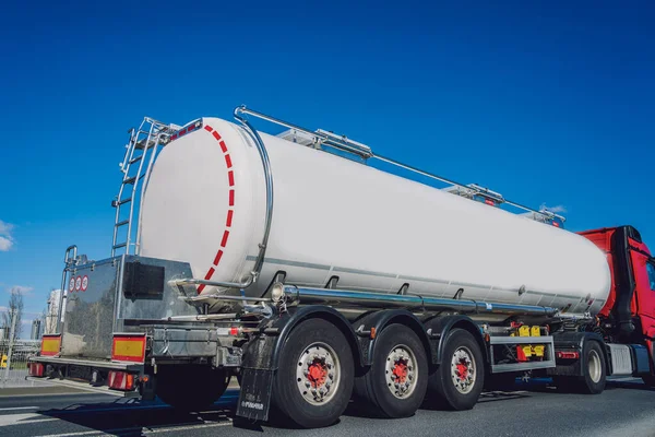Beyaz Tanker Mavi Gökyüzü Arka Planında Yol Boyunca Yakıt Taşıyor — Stok fotoğraf