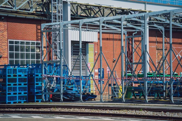 青い空の背景に産業用の近代的な蒸気パイプライン — ストック写真