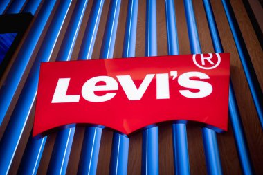 KUALA LUMPUR, MALAYSIA - ARALIK 04, 2022: Levis marka perakende mağaza logosu alışveriş merkezinin vitrininde.