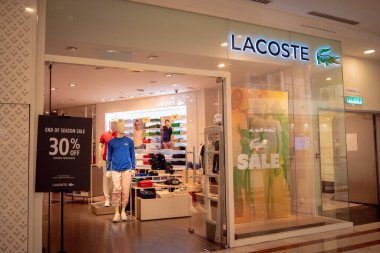 KUALA LUMPUR, MALAYSIA - Aralık 04, 2022: Lacoste marka perakende satış mağazası logosu.