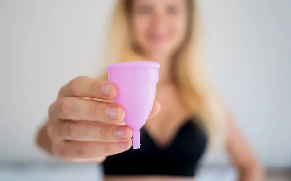 Joven Hermosa Mujer Casa Sosteniendo Una Copa Menstrual Sus Manos —  Fotos de Stock