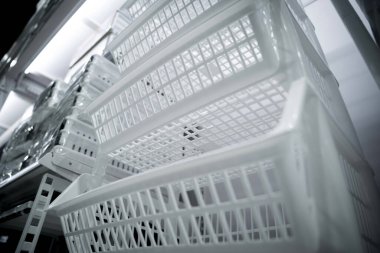 Büyük bir mağazanın galerisindeki plastik hasır..