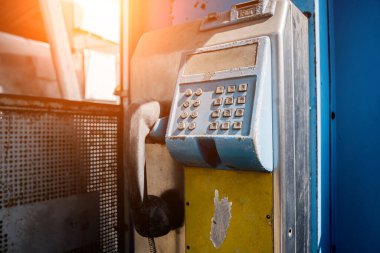 Şehir çöplüğündeki eski ve kirli sokak telefonları..