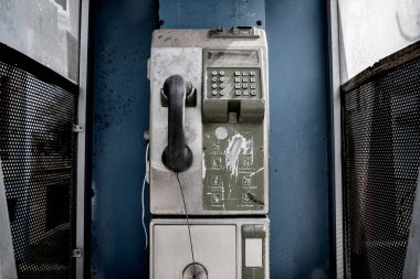 Şehir çöplüğündeki eski ve kirli sokak telefonları..
