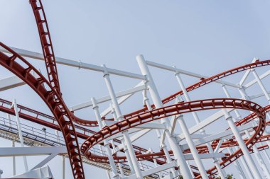 Işık arkaplanındaki büyük roller coaster detayları.