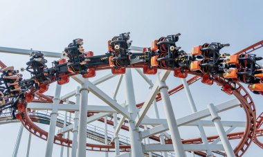 Işık arkaplanındaki büyük roller coaster detayları.