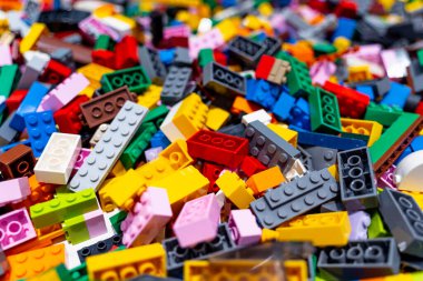 Masadaki çok renkli plastik tuğlalara bak