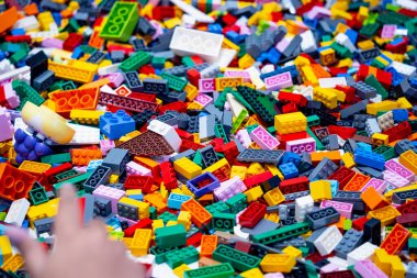 Masadaki çok renkli plastik tuğlalara bak