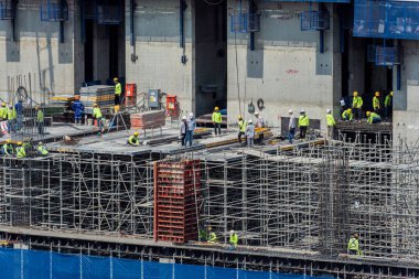 Modern inşaat sahasında çalışan işçi kavramı.