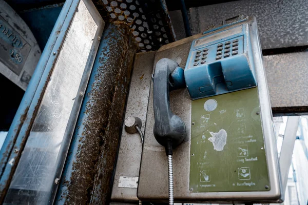 Şehir Çöplüğündeki Eski Kirli Sokak Telefonları — Stok fotoğraf