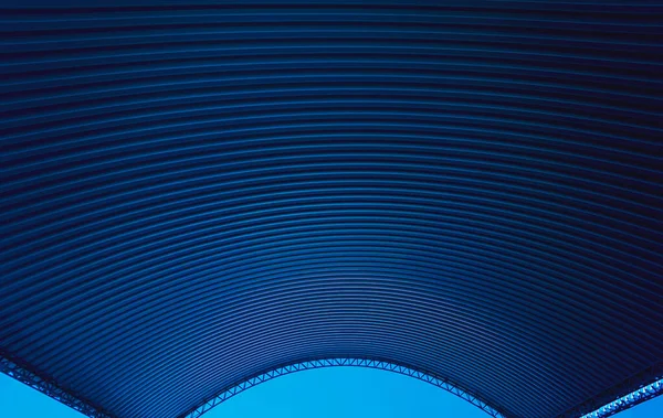 Abstraktní Pozadí Spirála Kovový Oblouk Modré Obloze — Stock fotografie