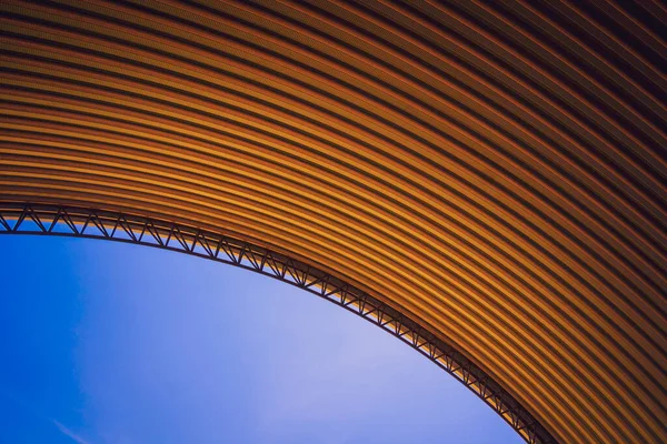 Abstrakter Hintergrund Spirale Metallbogen Auf Blauem Himmel — Stockfoto