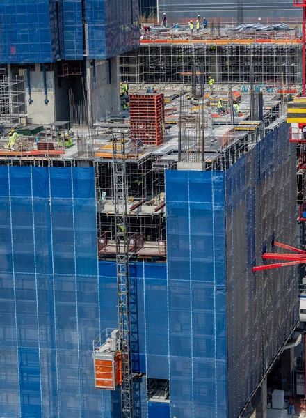Yeni Bir Binanın Dış Tarafında Büyük Bir Asansör Var — Stok fotoğraf
