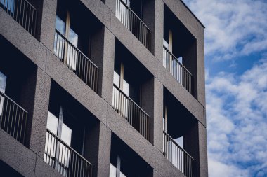 Gökyüzü arka planında cam cepheli modern bina.