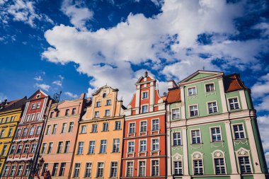 WROCLAW, POLAND - 15 Nisan 2023: Wroclaw 'daki Eski Şehir' in tarihi evleri ve caddelerinin dışı