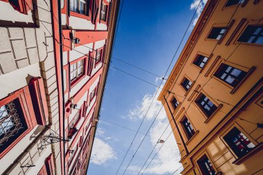 WROCLAW, POLAND - 15 Nisan 2023: Wroclaw 'daki Eski Şehir' in tarihi evleri ve caddelerinin dışı