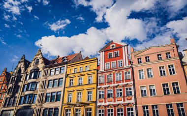 WROCLAW, POLAND - 15 Nisan 2023: Wroclaw 'daki Eski Şehir' in tarihi evleri ve caddelerinin dışı