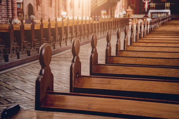 유럽의 카톨릭 교회에 수많은 의자들 — 스톡 사진