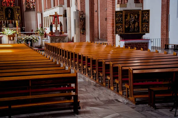 Rader Kyrkobänkar Vid Den Gamla Europeiska Katolska Kyrkan — Stockfoto