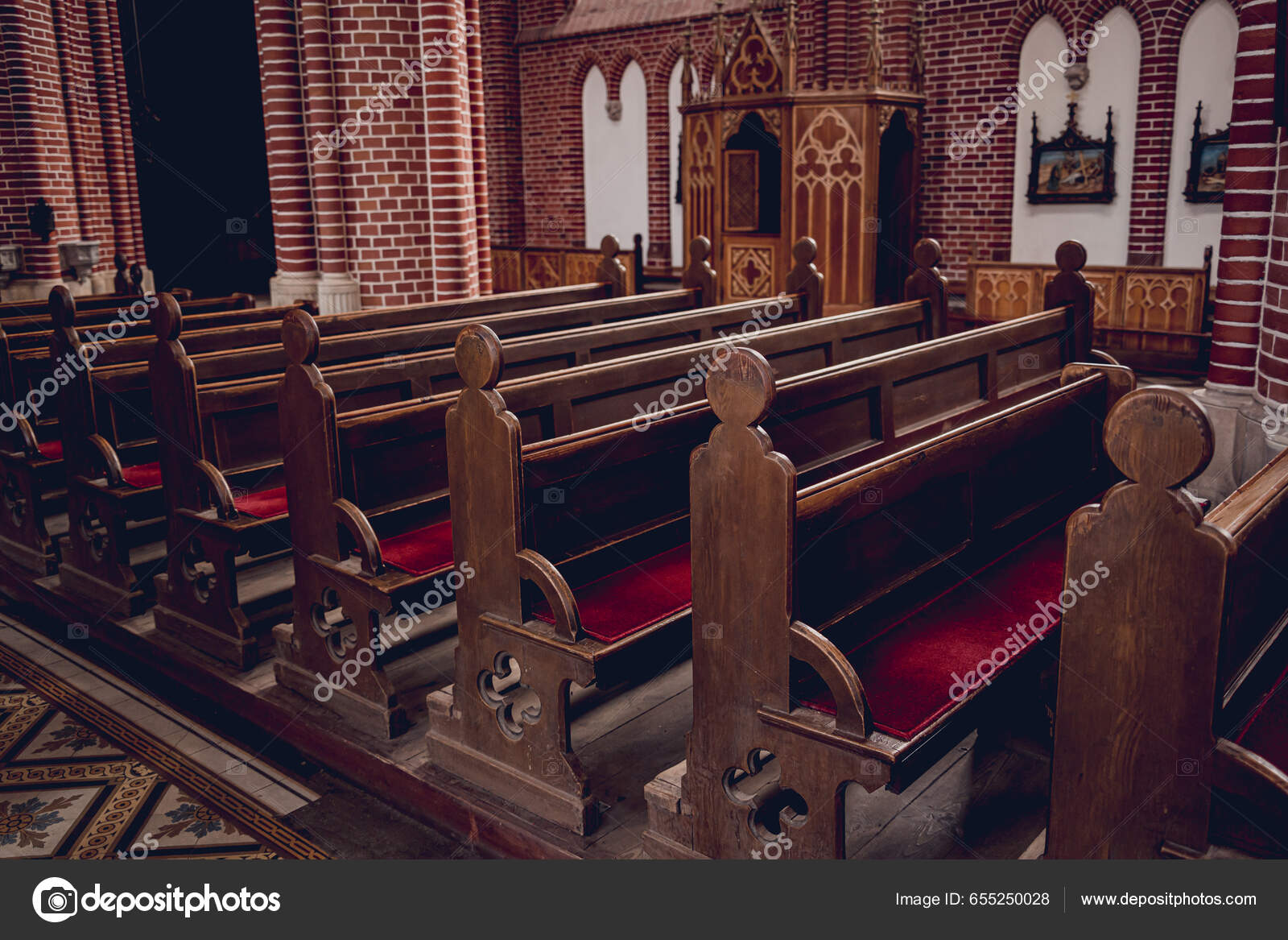 古いヨーロッパのカトリック教会の教会のベンチの行 — ストック編集用
