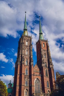 WROCLAW, POLAND - 15 Nisan 2023: Wroclaw 'daki eski tarihi katedralin dışı