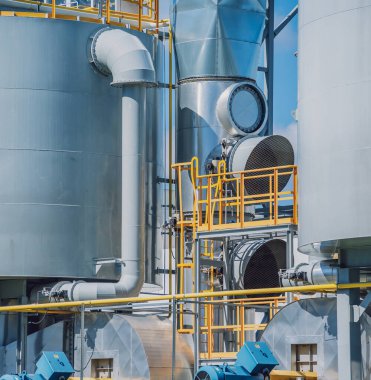 Otoyol kenarında modern bir fabrika binası..