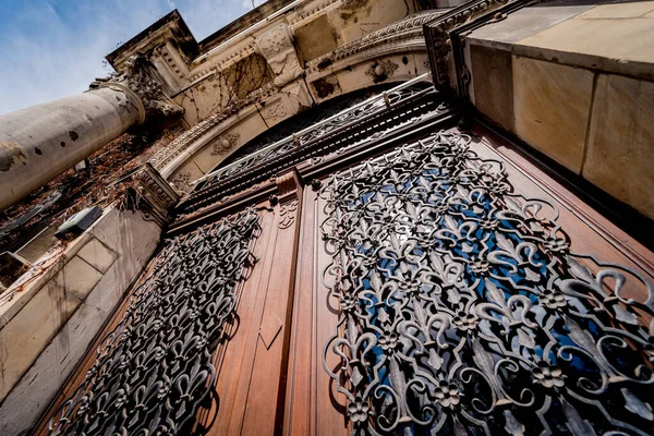 Fachada Antiguo Edificio Histórico Europeo Con Ventanas Puertas Vintage —  Fotos de Stock