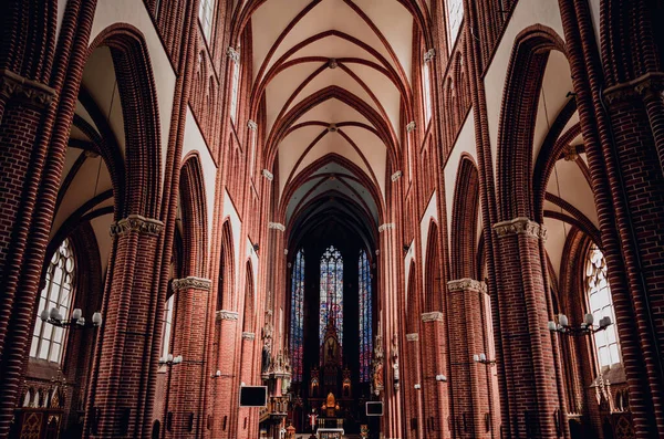Wnętrze Głównej Nawy Starego Europejskiego Kościoła Katolickiego — Zdjęcie stockowe