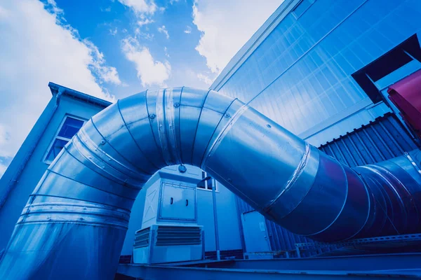 Moderne Dampfpipeline Für Die Industrie Auf Blauem Himmel Hintergrund — Stockfoto