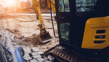 İnşaat alanında inşaat makineleri olan büyük bir şantiye.