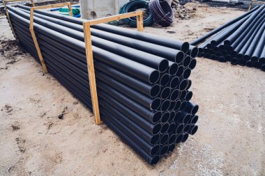 İnşaat alanında boruları ve kabloları olan büyük bir inşaat alanı.