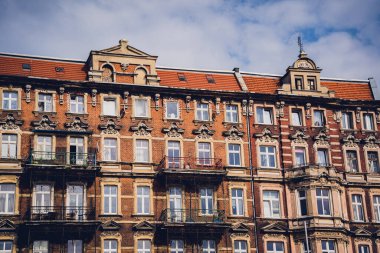 WROCLAW, POLAND - 15 Nisan 2023: Wroclaw 'daki Eski Şehir' in tarihi evleri ve caddelerinin dışı