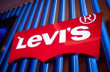 KUALA LUMPUR, MALAYSIA - ARALIK 04, 2022: Levis marka perakende mağaza logosu alışveriş merkezinin vitrininde.