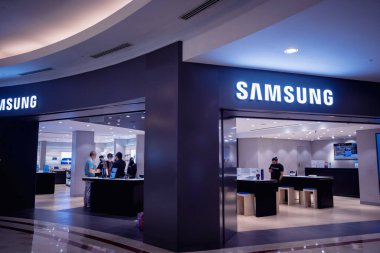 KUALA LUMPUR, MALAYSIA - ARALIK 04, 2022: Alışveriş merkezinin vitrinindeki en üst düzey perakende satış mağazası logosu.