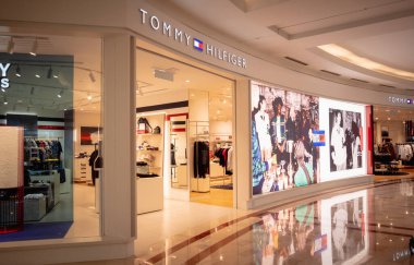 KUALA LUMPUR, MALAYSIA - 04 ARALIK 2022: Tommy Hilfiger marka perakende satış mağazası logosu.