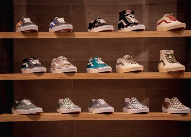 KUALA LUMPUR, MALAYSIA - Aralık 04, 2022: Vans marka perakende mağaza logosu mağaza vitrininde.
