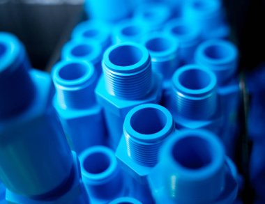 İnşaat malzemeleri deposunun rafına su boruları yerleştirilmiş.