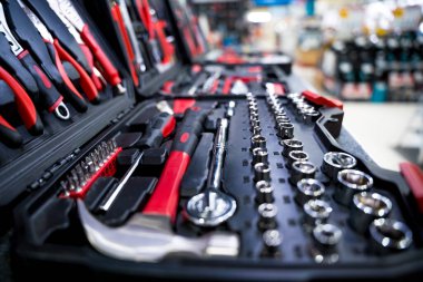 Büyük bir mağazanın galerisinde çeşitli el aletleri