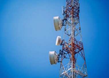 Gökyüzü arka planında akıllı cep telefonu için 5G baz istasyonu.
